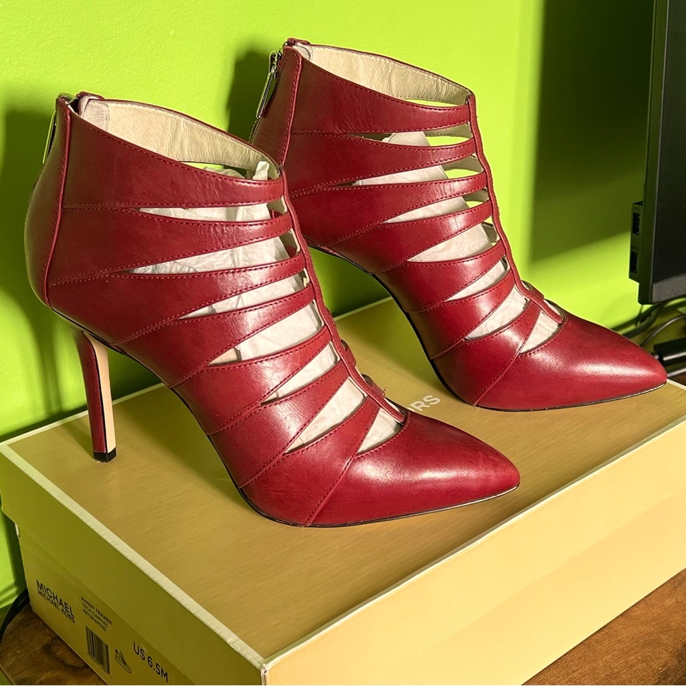 Sandals MK 6.5 color red-vine